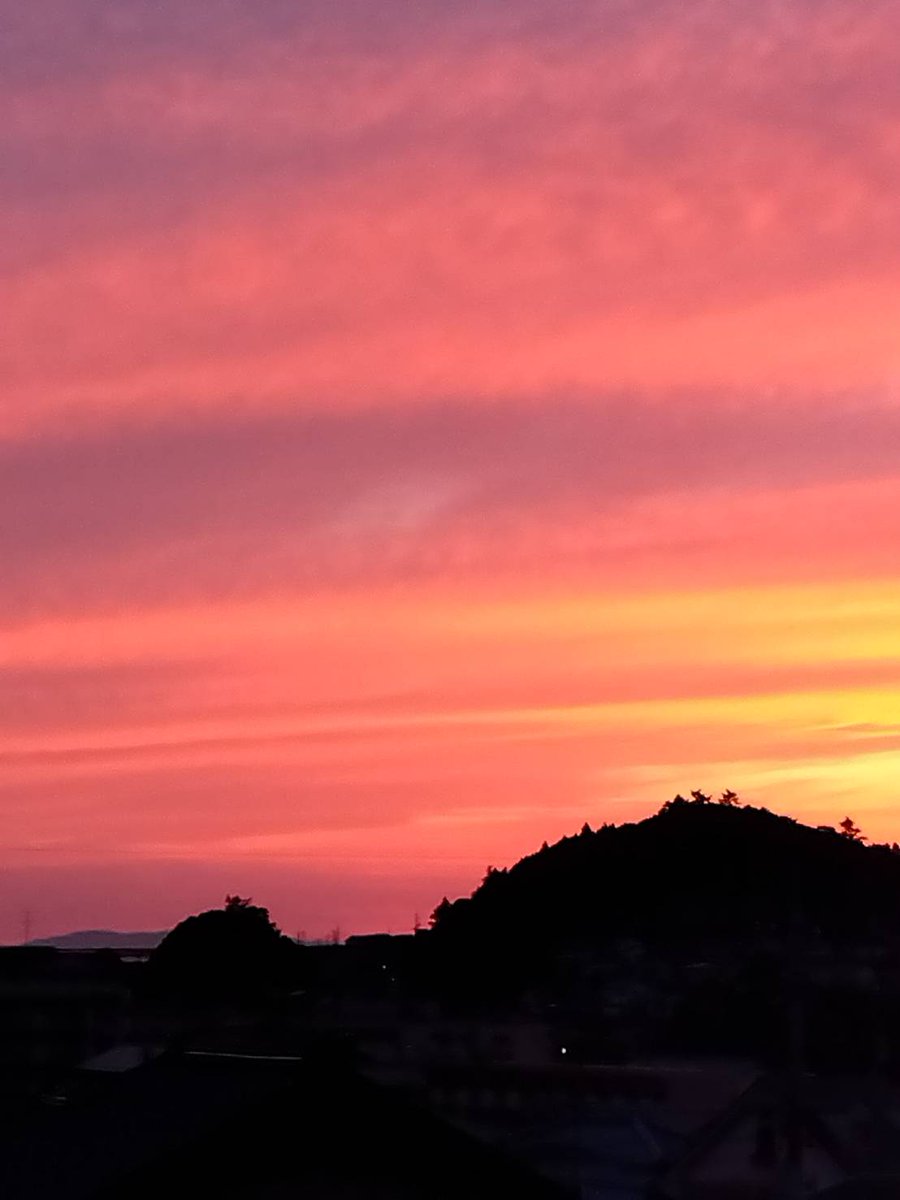 sumitakeshi's tweet photo. 実家の母親がめずらしく撮って送ってきた。
島根県松江市の今日の夕焼け。
なにかの絵画作品みたいやね。
っていうか、撮った写真を送ったりできたんだ、母w https://t.co/VG0gjkuMFm