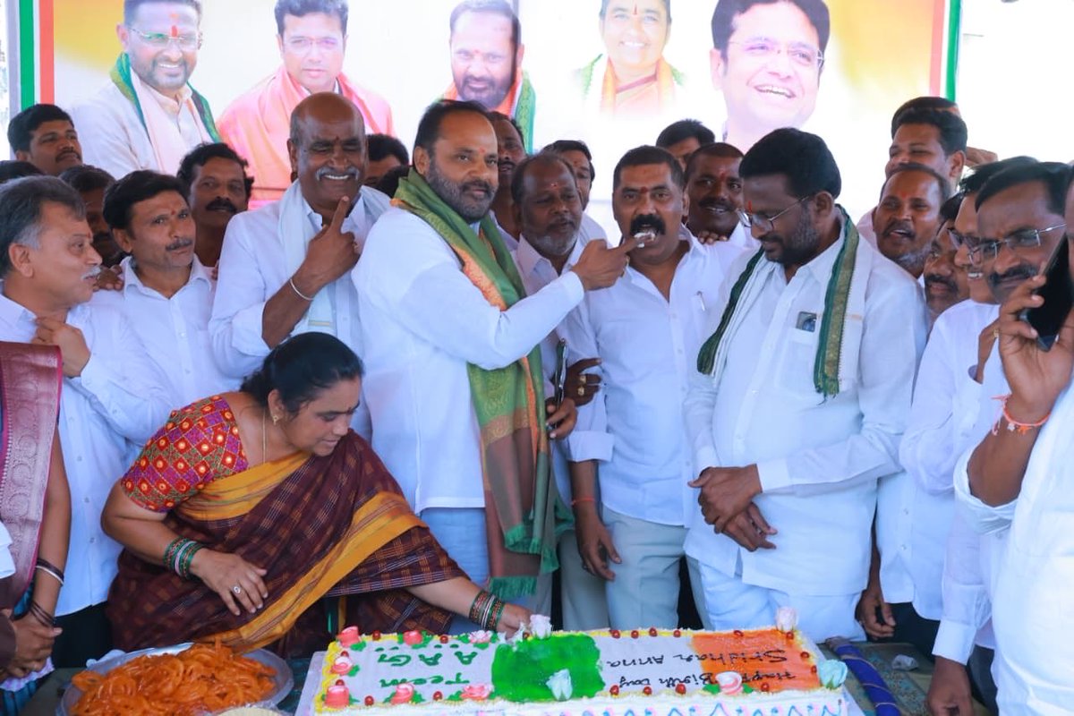 CVRROfficial's tweet photo. సుల్తానాబాద్ పట్టణ కేంద్రంలోని అంబేద్కర్ చౌరస్తా వద్ద కాంగ్రెస్ పార్టీ ఆధ్వర్యంలో రాష్ట్ర ఐటి మరియు పరిశ్రమల శాఖ మంత్రి వర్యులు దుద్దిళ్ళ శ్రీధర్ బాబు గారి జన్మదిన వేడుకలను శనివారం రోజున కేక్ కట్ చేసి స్వీట్లు పంపిణి చేసి ఘనంగా నిర్వహించడం జరిగింది.

@OffDSB @INCTelangana https://t.co/9BLNgsRZF2
