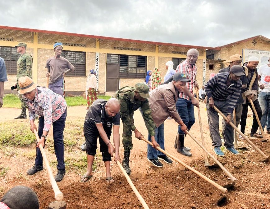 RwandaParliamnt's tweet photo. Uyu munsi, mu Turere 27, mu Ntara zose, Abadepite bifatanyije n’abaturage mu muganda rusange, muri gahunda y’igikorwa barimo cyo kwegera abaturage mu gihugu hose.
#DepiteMuBaturage https://t.co/gDoUH5sFKC