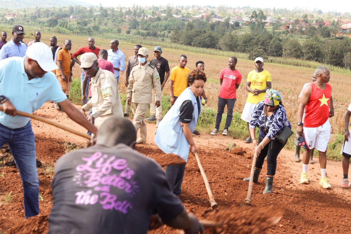 RwandaParliamnt's tweet photo. Uyu munsi, mu Turere 27, mu Ntara zose, Abadepite bifatanyije n’abaturage mu muganda rusange, muri gahunda y’igikorwa barimo cyo kwegera abaturage mu gihugu hose.
#DepiteMuBaturage https://t.co/gDoUH5sFKC