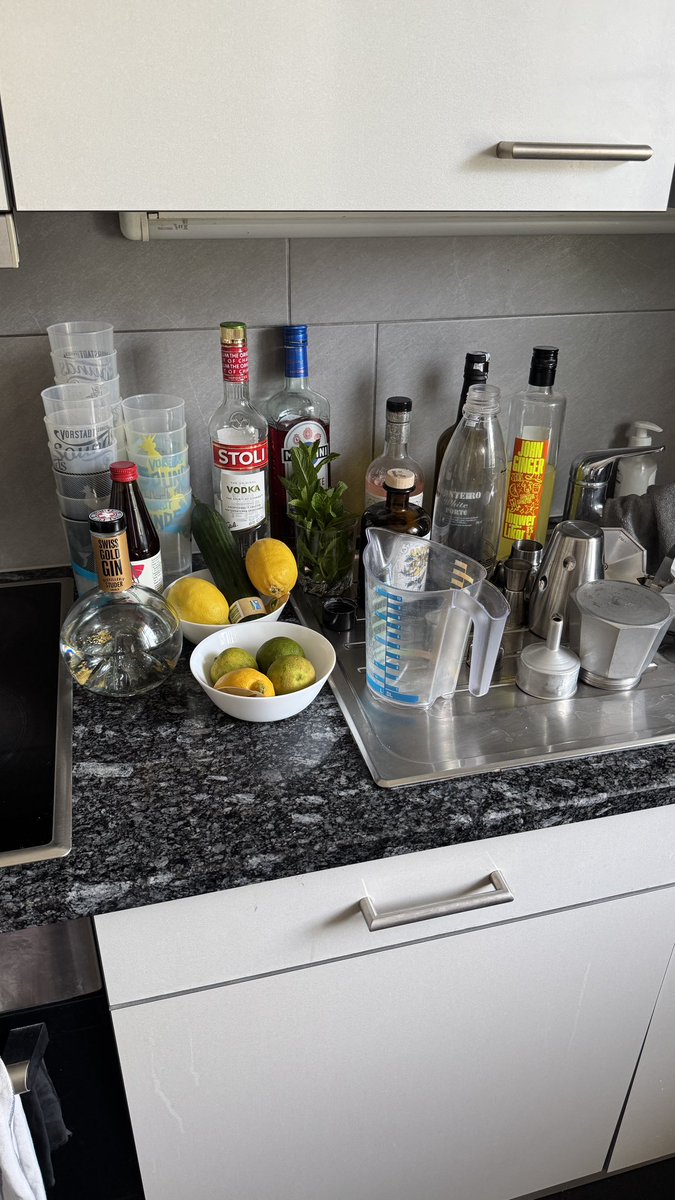 InversorBit's tweet photo. Vista típica de un piso de suizos cuando hay fiesta en casa.

(Esto es solo lo que hay en la encimera de la cocina, hay mas alcohol en bolsas por el suelo) https://t.co/aVpsAEldSk