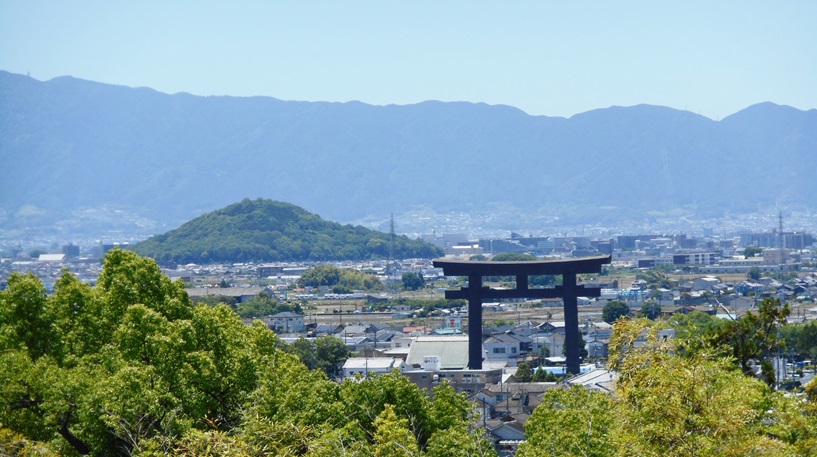 maruetsu55's tweet photo. 今日は、大神神社の三輪山会館（能楽堂）で文化講座「三輪山セミナー」の『古代の班幣と奉幣』を受講した。班幣とは律令国家の恒例祭祀で神祇官が各神社の祝部に幣帛を配分奉献すること。（班幣＝祝部が幣帛を受け取りに来る、奉幣＝朝廷から使いを派遣して幣帛を届ける） https://t.co/4DWDzhVr0b