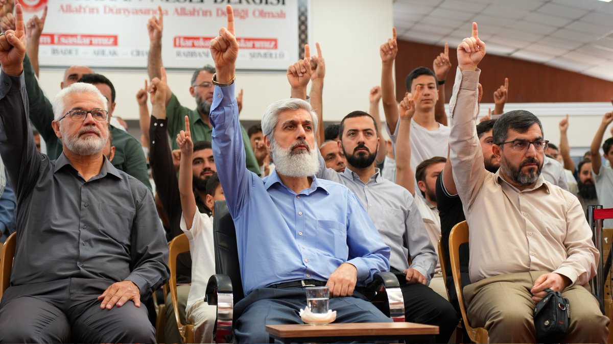 kuytulhoca's tweet photo. Alparslan Kuytul Hocefendi'nin de katılımıyla gerçekleşen bayramlaşma programından geriye kalanlar...

#FurkanHareketi
#ÖncüNesilBayramlaşıyor https://t.co/NTVqvrDada