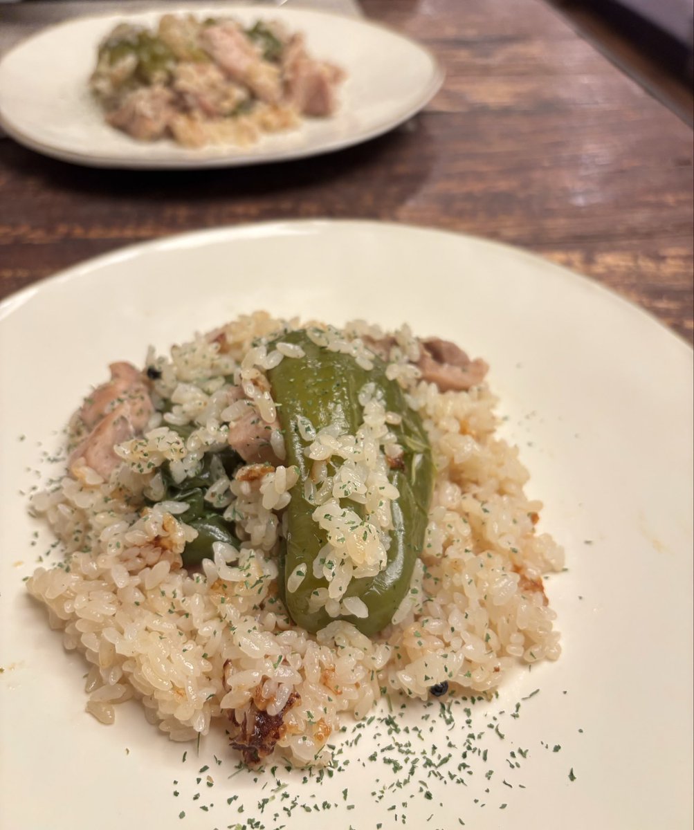 tmkono's tweet photo. 噂の長谷川あかりさんの、ピーマンと鶏肉の塩ピラフ。美味しくて明日また食べたい。昔は、青もの野菜はとにかくシャキッと食べなくてはいけないと思い込んでいた病気だったが、くたくた野菜ほんと美味しい！ https://t.co/XtsSd2ruRU
