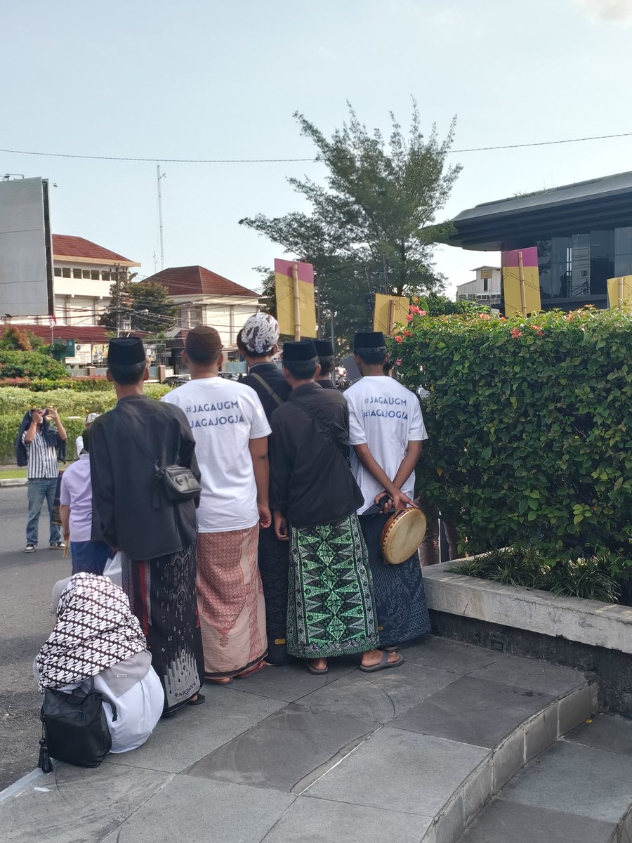 teploknyata's tweet photo. kenapa ormas #jagajogja bisa masuk ke UGM dan seenaknya klaim atas nama UGM. bentuk tipis ancaman buat ruang akademik yang kritis kah? 

memang kita ruang untuk bebas bependapat. tapi, pendapat ro actionmu ki ngerepresi aksi liyane  BLOK GOBLOK RA SUDI. 

#TOLAKORMASMASUKKAMPUS https://t.co/oHx1pU0qUj