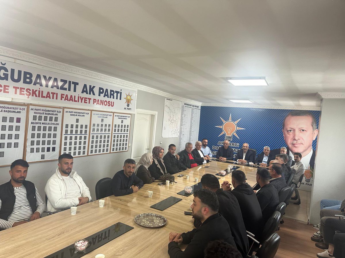 akpartidb's tweet photo. Mayıs Ayı Danışma Meclisi Toplantımızı, İlçe Başkanımız Sn. @sena_gecit başkanlığında; ana kademe, gençlik kollarımız ve mahalle başkanlarımızın katılımıyla gerçekleştirdik.

Toplantımızın ardından teşkilat mensuplarımızla bayramlaşarak Kurban Bayramı’nın birlik, beraberlik ve kardeşlik ruhunu hep birlikte yaşadık.

Rabbim birlik ve beraberliğimizi daim eylesin. Bayramımız mübarek olsun. 🌙🤝