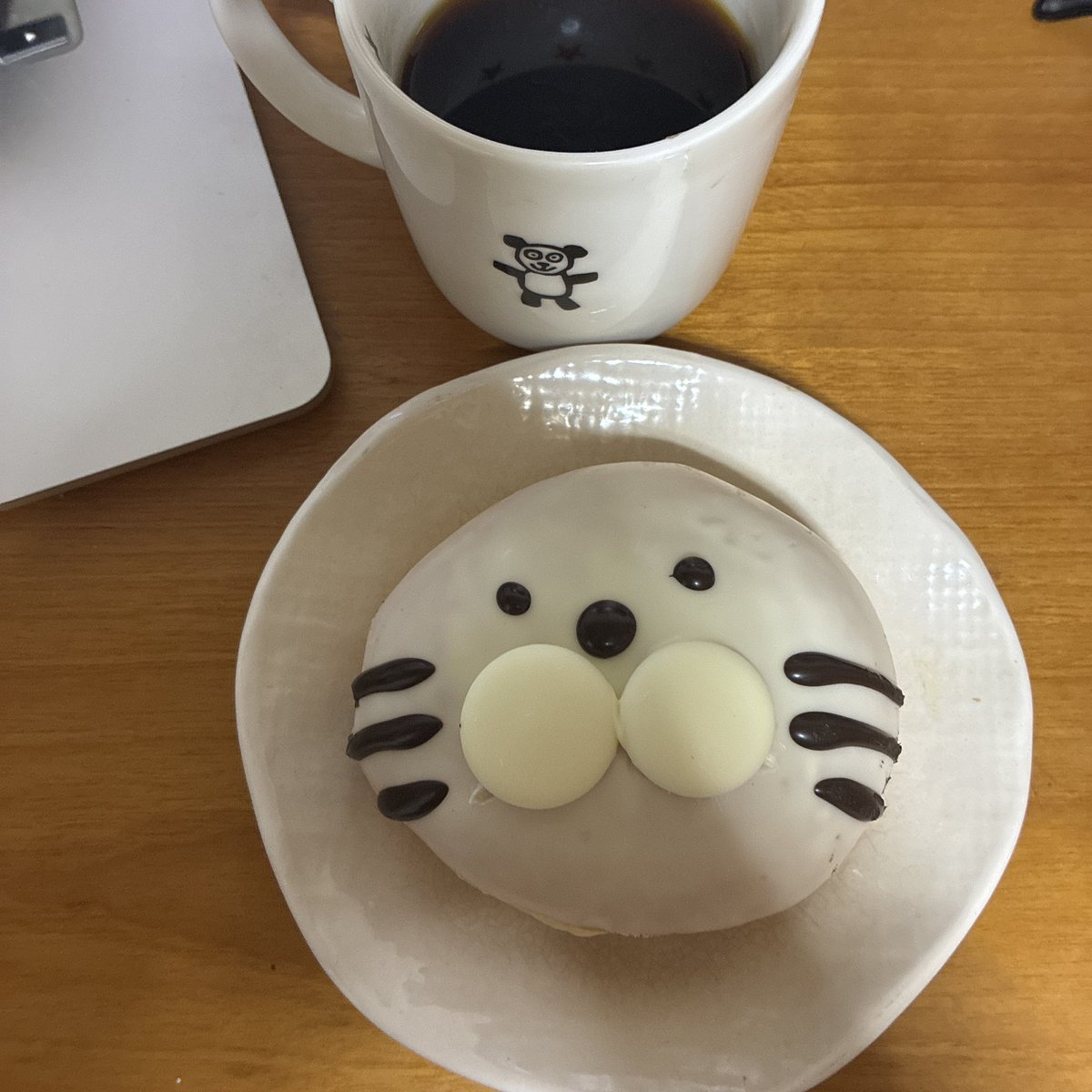 otofuseal's tweet photo. クリスピークリームドーナツのアザド！🦭
左ほっぺたからかぶりつきました😋 https://t.co/Tvmz9aAehf
