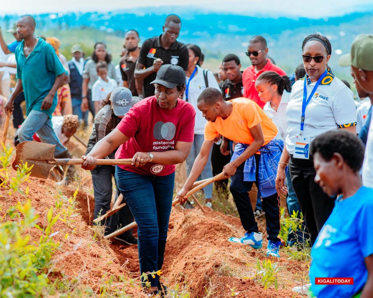 Mu muganda rusange usoza ukwezi kwa Gicurasi wabereye mu Karere ka ...