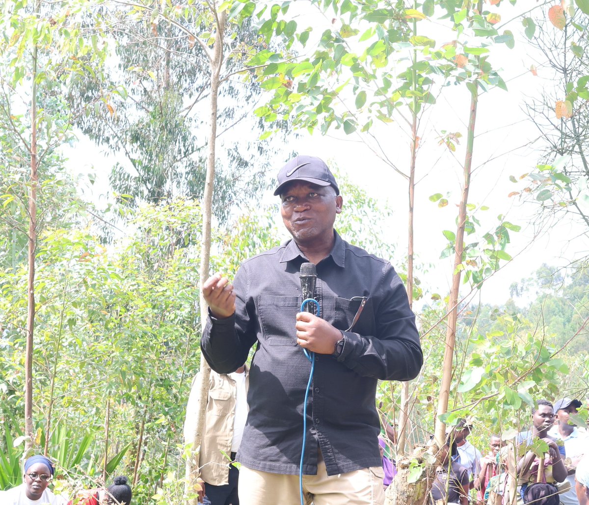 MusanzeDistrict's tweet photo. Aganira n'abaturage, Minisitiri Juvenal Marizamunda yabasabye kurangwa n'isuku, kwirinda amakimbirane, kurwanya igwingira, kwirinda Banki ramberi kwitabira umurimo no kwishyura Mituweli. https://t.co/fHeeJdq1J4