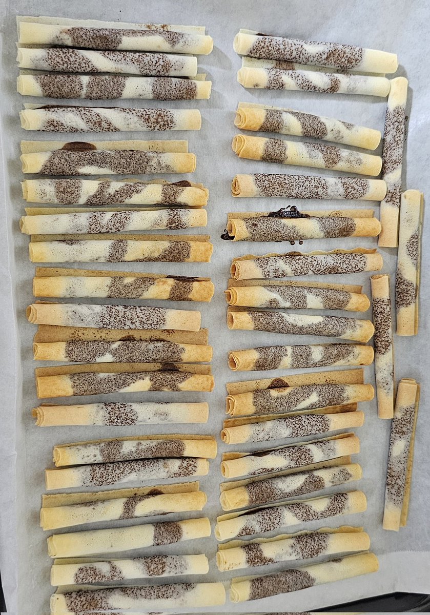 subaoj's tweet photo. 春巻きの皮でチョコスティック作ったったー🍫
before▶after https://t.co/LrnfQ545Pu