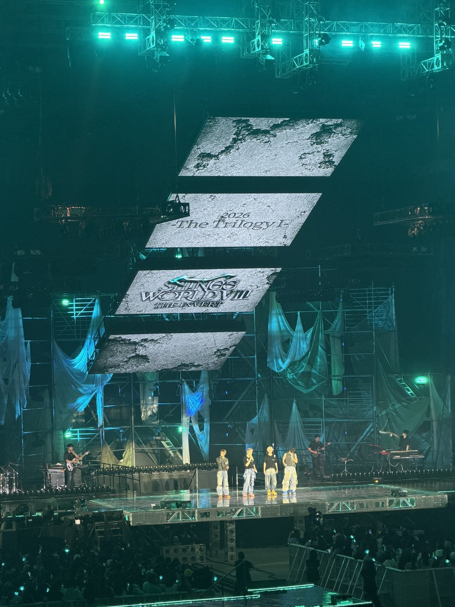forfeb6th's tweet photo. 민트초콘 끝나고 나오니 블루문 🌕 https://t.co/y9BgUZ9lZx