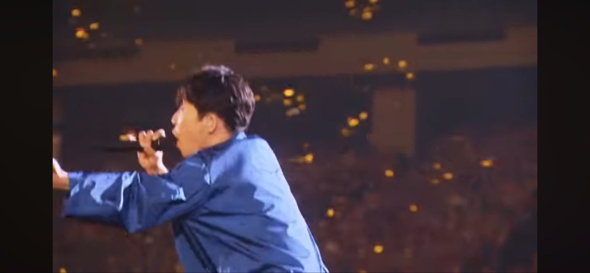 sakuranoamaoto's tweet photo. 亮ちゃんのソロで花道を疾走しジャンプ!
そして、『青き衣をまといて金色のテープの野に降り立つ』 #星野源 #HelloSong
星野源 - DOME TOUR “POP VIRUS” at TOKYO DOME https://t.co/riIyPc8nGS @YouTubeより https://t.co/Rgas4ZOgbX