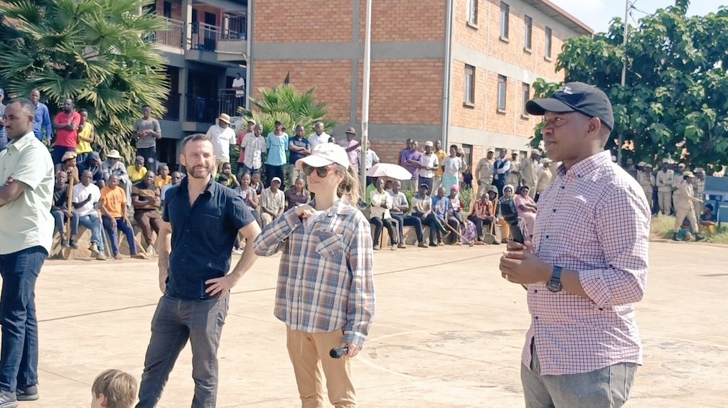 izubaradio_tv's tweet photo. Ambasade ya Israel mu Rwanda ku bufatanye na @CityofKigali bakoze umuganda wo gutema ibihuru, ahagiye kubakwa Ubusitani mu mudugudu wa #Gitarama Akagari #karama muri @KanombeSector @KicukiroDistr aho ubu busitani bwitezweho kuzajya bufasha Abana kwidagadura @AmbEinatWeiss https://t.co/ABCqAfPbnZ