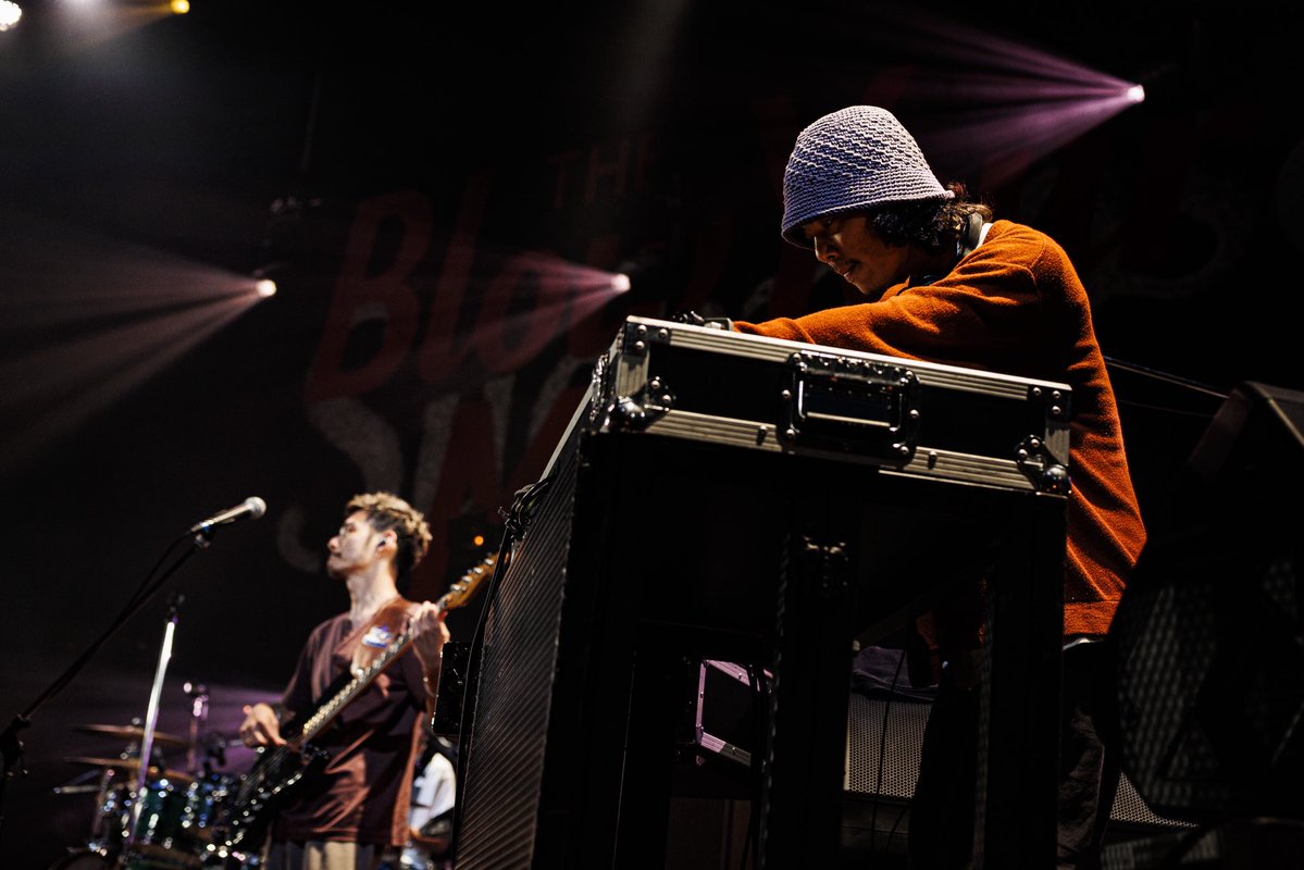 suchmoz's tweet photo. Suchmos The Blow Your Mind TOUR 2026 Zepp Fukuoka

共演の長岡さんバンド、沢山の新曲とフレッシュなエネルギーとても刺激的でした！

福岡の豚骨ラーメンに辛子高菜と紅生姜を自由にトッピングできる文化愛してます。

ありがとう！また来ます！

Kaiki Ohara

#SCM_TBYM
#Suchmos
#長岡亮介
Photo by 勝村祐紀

全国アリーナワンマンツアー
『Suchmos BAY SIDE TOUR 2027』

チケットオフィシャル一次先行(抽選)は
明日 5月31日(日) 23:59まで🎫
https://t.co/6q5UTPblgA