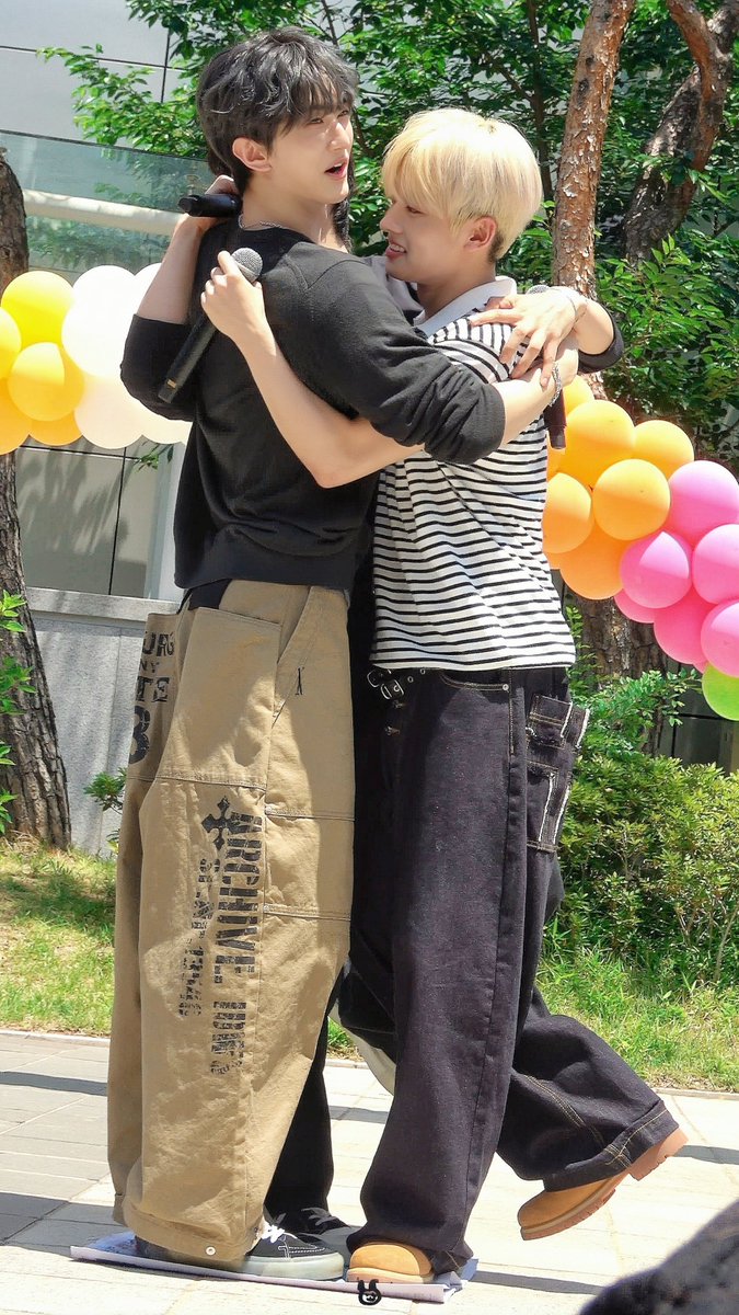 k______mn's tweet photo. 260530 미니팬미팅
신문지 게임 (작아지는 순서➡)

#우노 #시온
#경문 #KYUNGMUN 
#YOUNITE #유나이트 https://t.co/0aqOKkwr9m