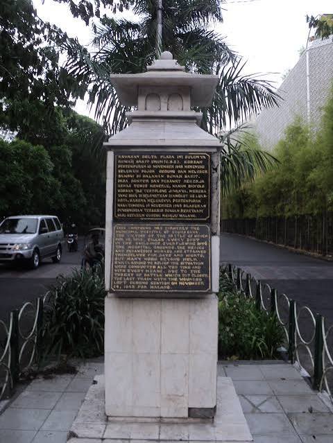 SudutTakKasat's tweet photo. Tahun 1945, puluhan orang mati hancur di lorong kolonial RS Simpang Surabaya gara-gara perang. Arwah mereka masih di sana. Nunggu pasien hidup yang salah masuk UGD.

Pagi buta, gua nekat kabur nembus hutan bawa Dinda yang pendarahan parah. Kita nyetop pikap sayur dan diturunin di depan UGD kuno yang kosong melompong.

Begitu pintu jeruji pesawat angkat tua itu nutup paksa, gua sadar kita ngelakuin kesalahan fatal. Kita kejebak. Sesuatu di dalem sana ngebawa Dinda pergi. Minta tumbal.

@bacahorror @IDN_Horor @ceritaht #bacahorror #bacahoror #suduttakkasat #ceritahoror #threadhoror #ceritaserem #asupanhorror #mistis #misteri #horor