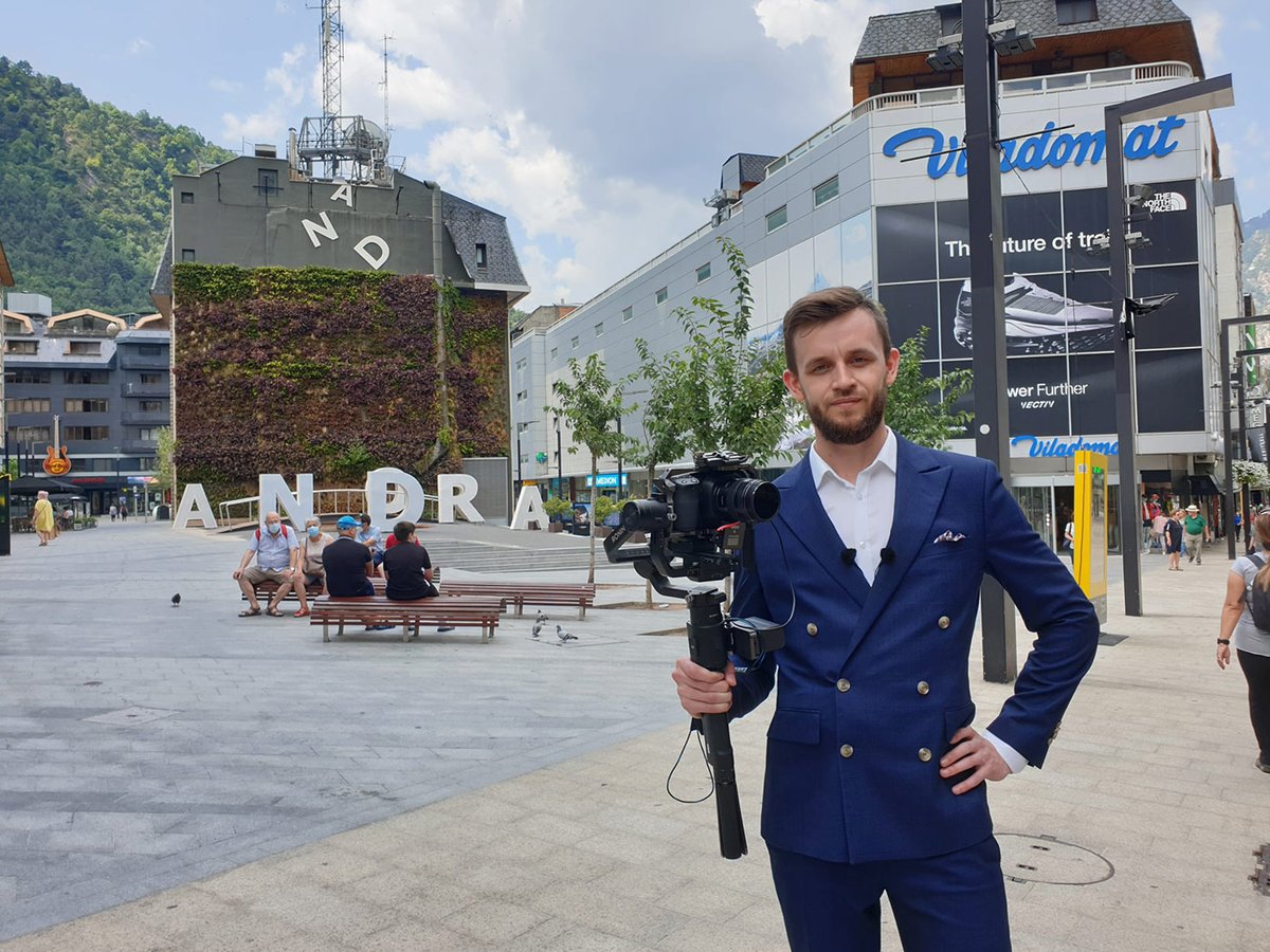 wojciechsiryk's tweet photo. Jestem artystą i zdecydowanie sprzeciwiam się dopłatom dla artystów.

Moje autorskie filmy tworzę od 10 lat. Jestem producentem, kierownikiem produkcji, reżyserem, scenarzystą i aktorem-prezenterem. Mój zespół techniczny również jest wielozadaniowy - te same osoby odpowiadają za kamerę, światło i dźwięk. Montujemy wspólnie, przy czym to moi współpracownicy odpowiadają za korekcję i gradację kolorów - to jest dopiero nowoczesna sztuka!

Z czego finansować takie przedsięwzięcia? Jak to z czego? Z rynku.

W moim przypadku na przestrzeni lat bywało różnie: oszczędności, praca za granicą, finansowanie społecznościowe (dobrowolne wsparcie widzów), udział w konkursach (prywatnych, nie publicznych), zyski z emisji reklam, sprzedaż licencji, płatne prelekcje, własne produkty (gadżety, książki).

Czemu jakikolwiek podatnik miałby pod przymusem wspierać jakiegokolwiek artystę?

Czemu jakikolwiek artysta działający na rynku miałby pod przymusem wspierać jakiegokolwiek innego artystę?

Dajcie spokój - socjalizm rzekomo skończył się w 1989 roku.