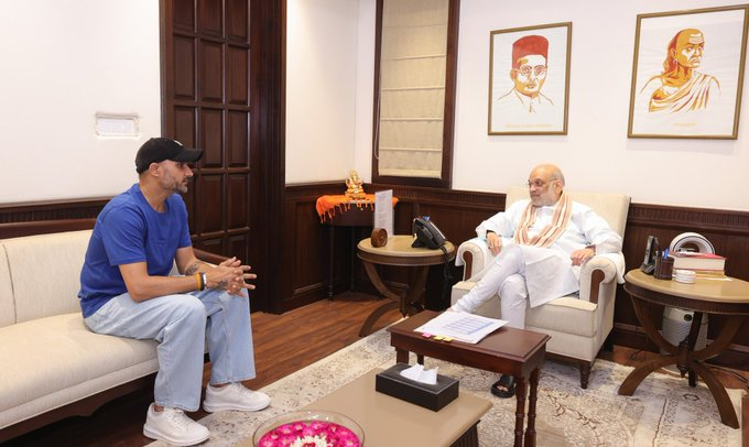 airnewsalerts's tweet photo. Rajya Sabha MP &amp; former cricketer #HarbhajanSingh met with Union Home Minister #AmitShah. https://t.co/Hw8xz1m2nL