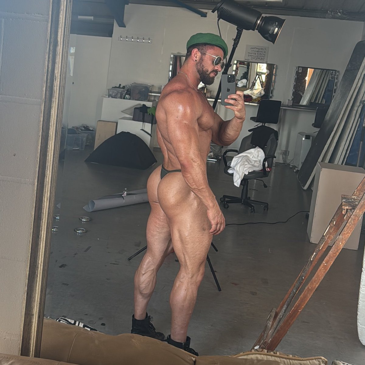 eddieboiii_x's tweet photo. Photoshoot shenanigans 🍆😉 https://t.co/mIF8KrLdpV