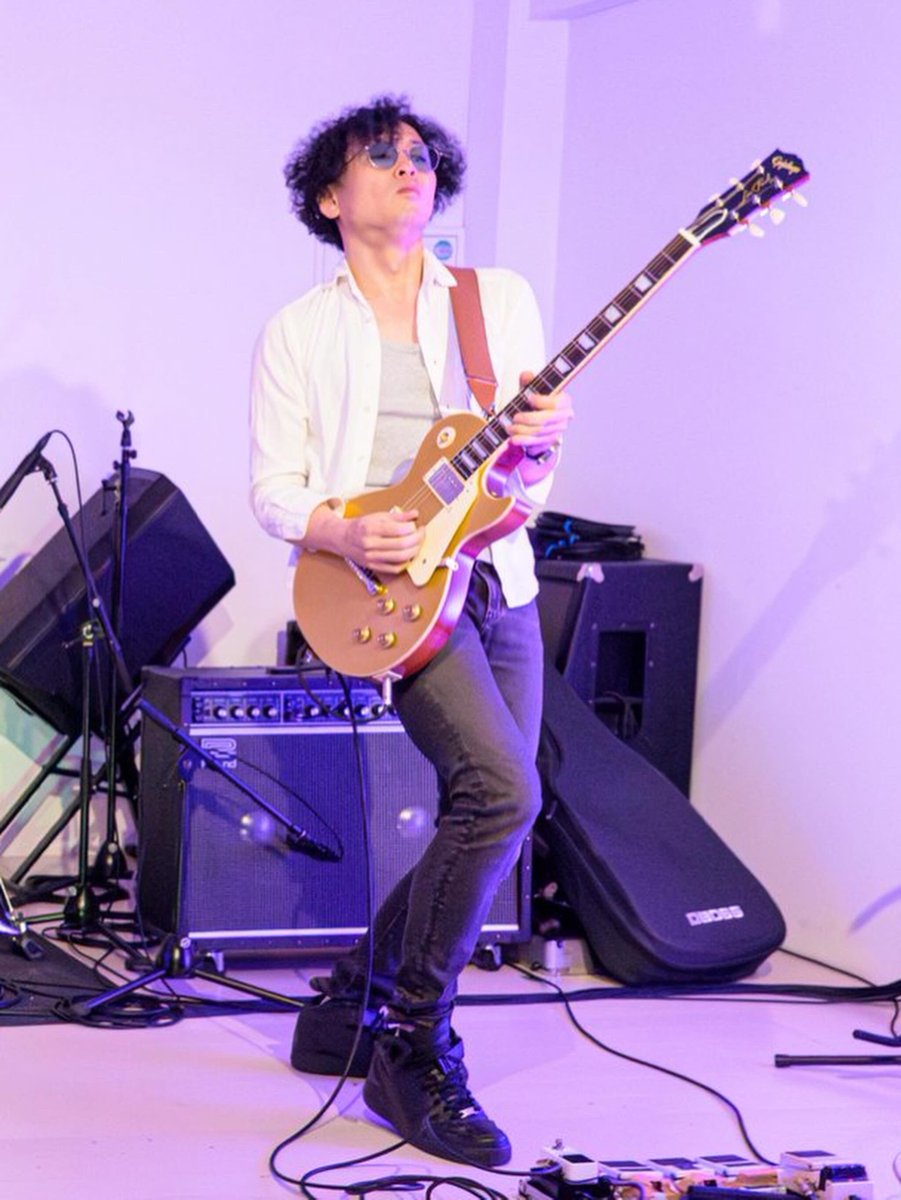 acky550413's tweet photo. ちなみに、
最近のダブルエレメントのステージでは、レスポールモデルを弾いているよ。
GIBSONではなく、EPIPHONEのギターです。

#guitar #lespaul #epiphone https://t.co/dzCYnntfRK