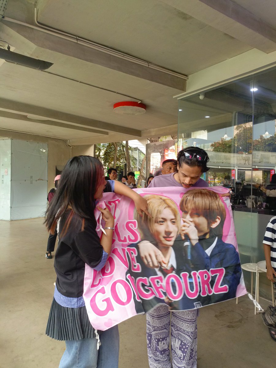 riwoomentai's tweet photo. BENDERA GFZ GUA DIPEGANG VINO SUNBAENIM HARI INI DI BLOK M, HIDUP GONGFOURZ https://t.co/rQHGsTzaFf