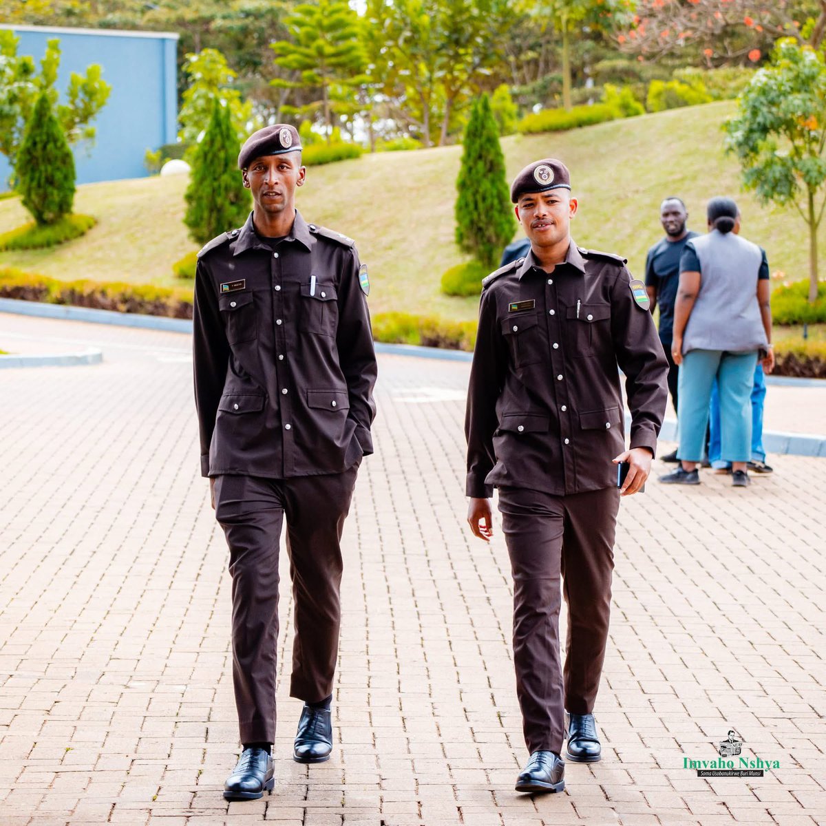 RwandaHills's tweet photo. 🔴 Urubyiruko rwo mu nzego zitandukanye, harimo n’iz’umutekano, rwitabiriye Ihuriro “Igihango cy’Urungano” 🤝🇷🇼

#Rwanda #Kwibuka32 #YouthEngagement 🇷🇼 https://t.co/2czPJlzK3R