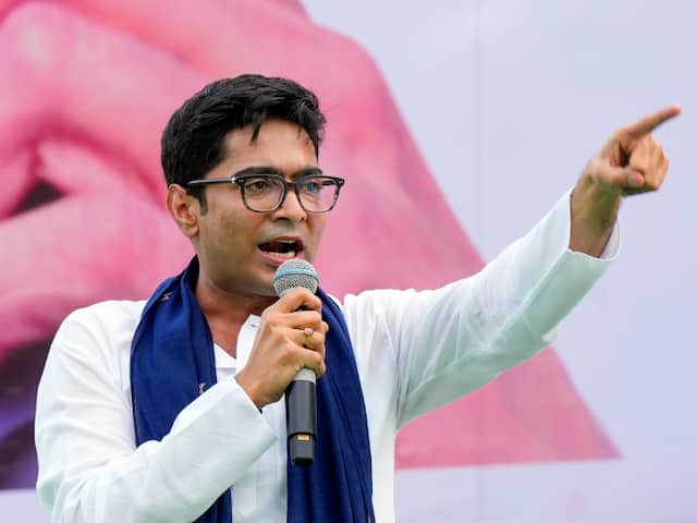 JaikyYadav16's tweet photo. पश्चिम बंगाल की राजनीति बदलने के बाद एकदम से सबकुछ बदल रहा है।

आज TMC नेता अभिषेक बनर्जी चुनावी हिंसा में घायल टीएमसी के कार्यकर्ताओं से मिलने पहुंचे थे जहां उनके साथ मारपीट की गई

लोगों ने अभिषेक बनर्जी के ऊपर अंडे फेंके, उनकी शर्ट तक फाड़ दी बमुश्किल वहां से उनको हेलमेट पहनाकर निकाला गया।

अभिषेक बनर्जी का आरोप है कि 

पहले से वहां मौजूद भाजपा के कार्यकर्ताओं ने उन्हें घेरकर उनके साथ मारपीट की है, हेलमेट की वजह से मेरा सिर बच गया।
