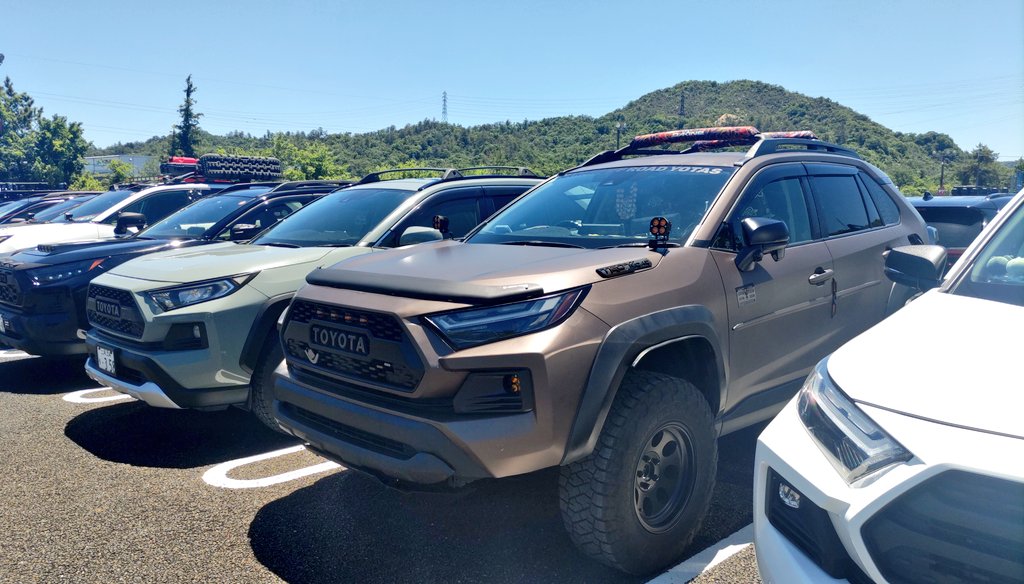 oriba080's tweet photo. 50RAV4は上げも下げもカスタム幅広過ぎて追い付けないですが、マットチャイロのフルラッピングとかUSDM界隈のノースブラ本物エロかったなと…GORIGORIブラックとは違う何かこうテストカー擬装みたいに隠されたエロさというかテストカー界隈の人は分かってくれる筈w
#RAV4滋賀オフ https://t.co/IPphZ2uw1x