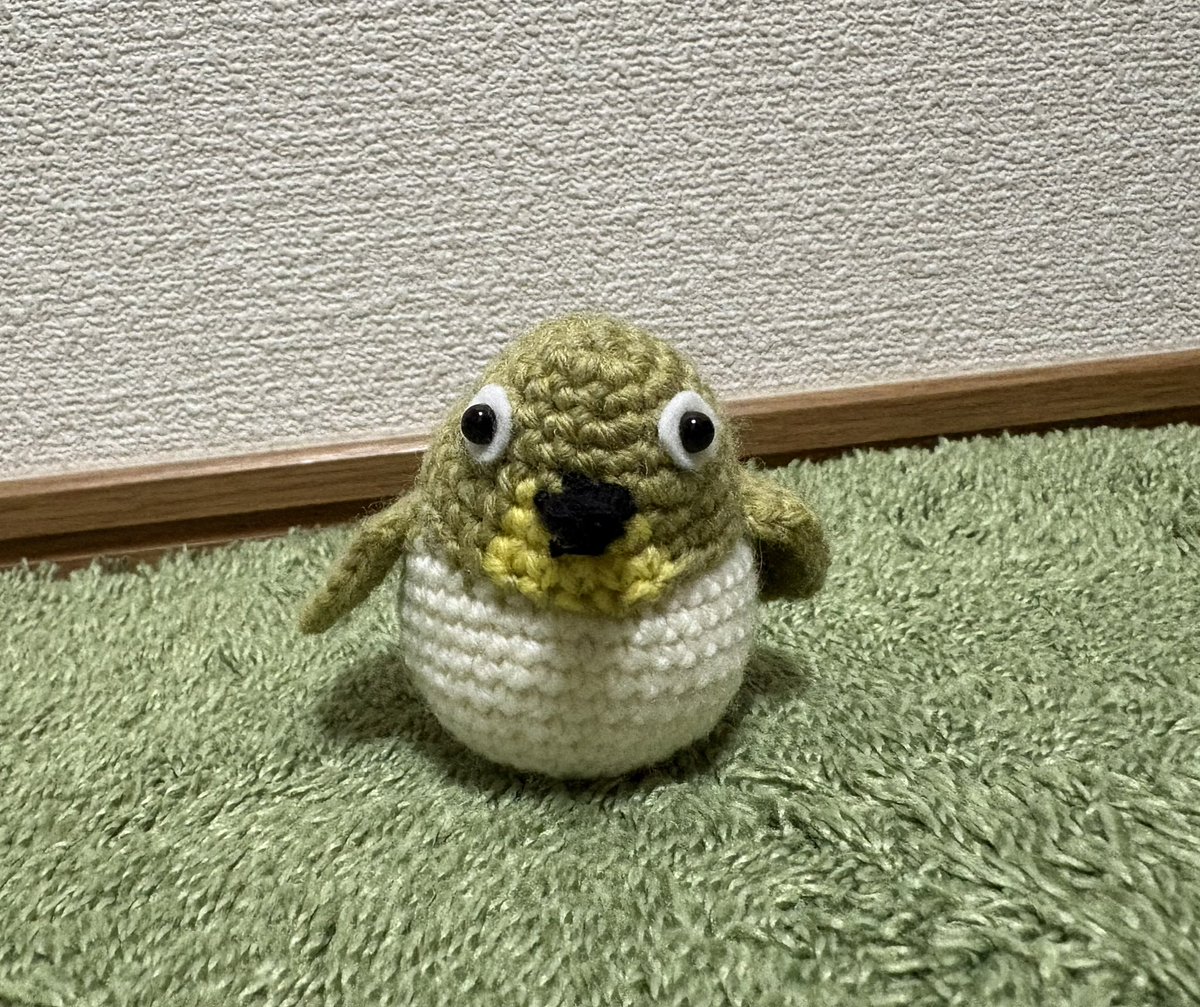 noncic77's tweet photo. メジロ出来た！🐦💚( ´ ▽ ` )
羽はもう少し緩めに編んでも良かったと思う。
羽の編み方が、こうしたら半円になるのか、と感心した。手乗りサイズめっちゃかわいいよ٩(ˊωˋ*)و

#あみぐるみ
#かぎ針編み
#編み物 https://t.co/yE5ZD3s2BU