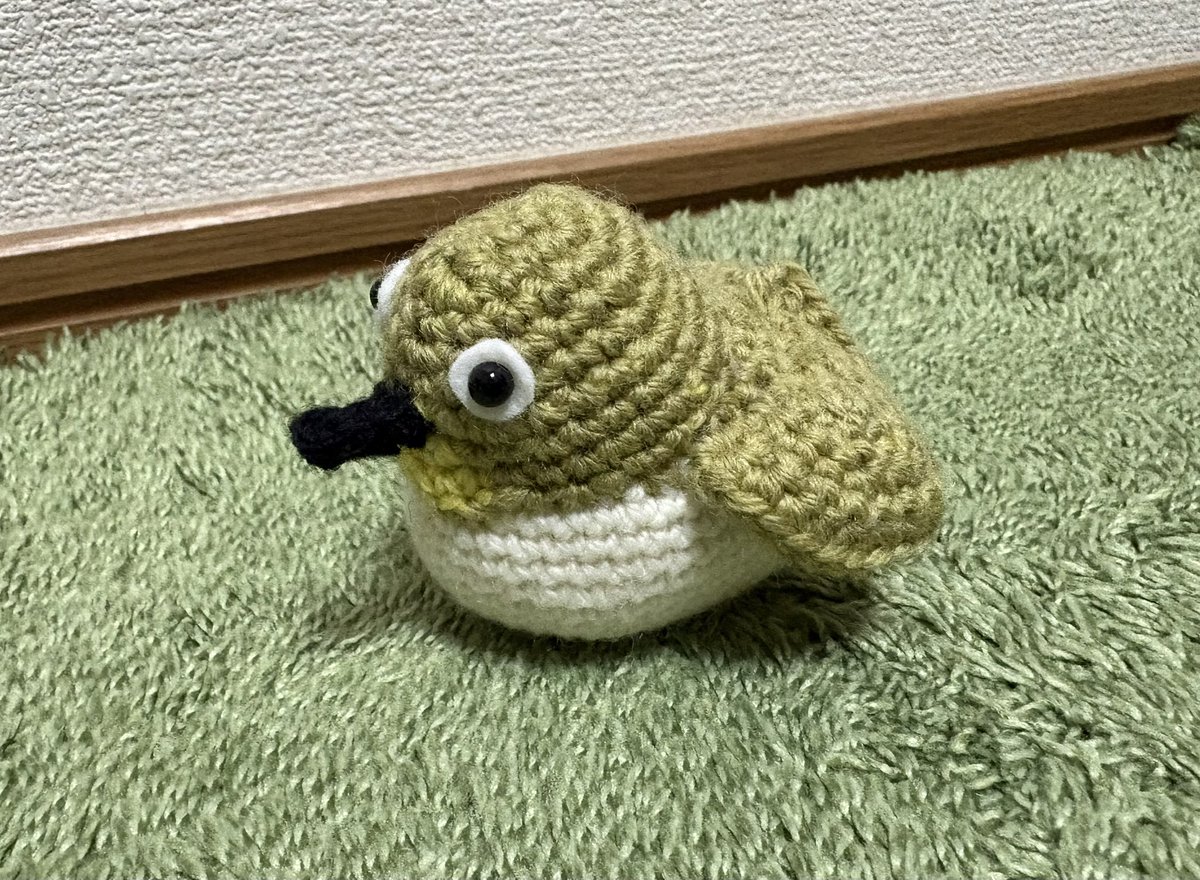 noncic77's tweet photo. メジロ出来た！🐦💚( ´ ▽ ` )
羽はもう少し緩めに編んでも良かったと思う。
羽の編み方が、こうしたら半円になるのか、と感心した。手乗りサイズめっちゃかわいいよ٩(ˊωˋ*)و

#あみぐるみ
#かぎ針編み
#編み物 https://t.co/yE5ZD3s2BU