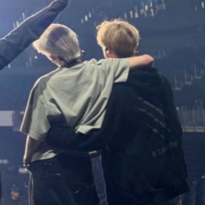 vepdve's tweet photo. 허리 감싸는 거 뒤에서 보니까 좀 열받네요? 300원 전액 현금으로 줄 테니까 헤어져라 https://t.co/hfmIRLVL9y