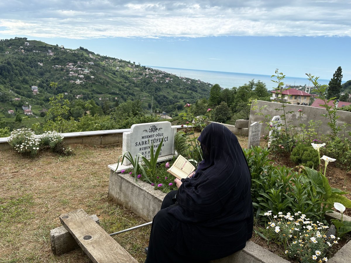 TufekciEnes's tweet photo. Bayramın son günü… Annem, babamın mezarı başında Kur’an okuyor. Rabbim tüm geçmişlerimize rahmet eylesin. 🤲 https://t.co/Jlej2V0NLT