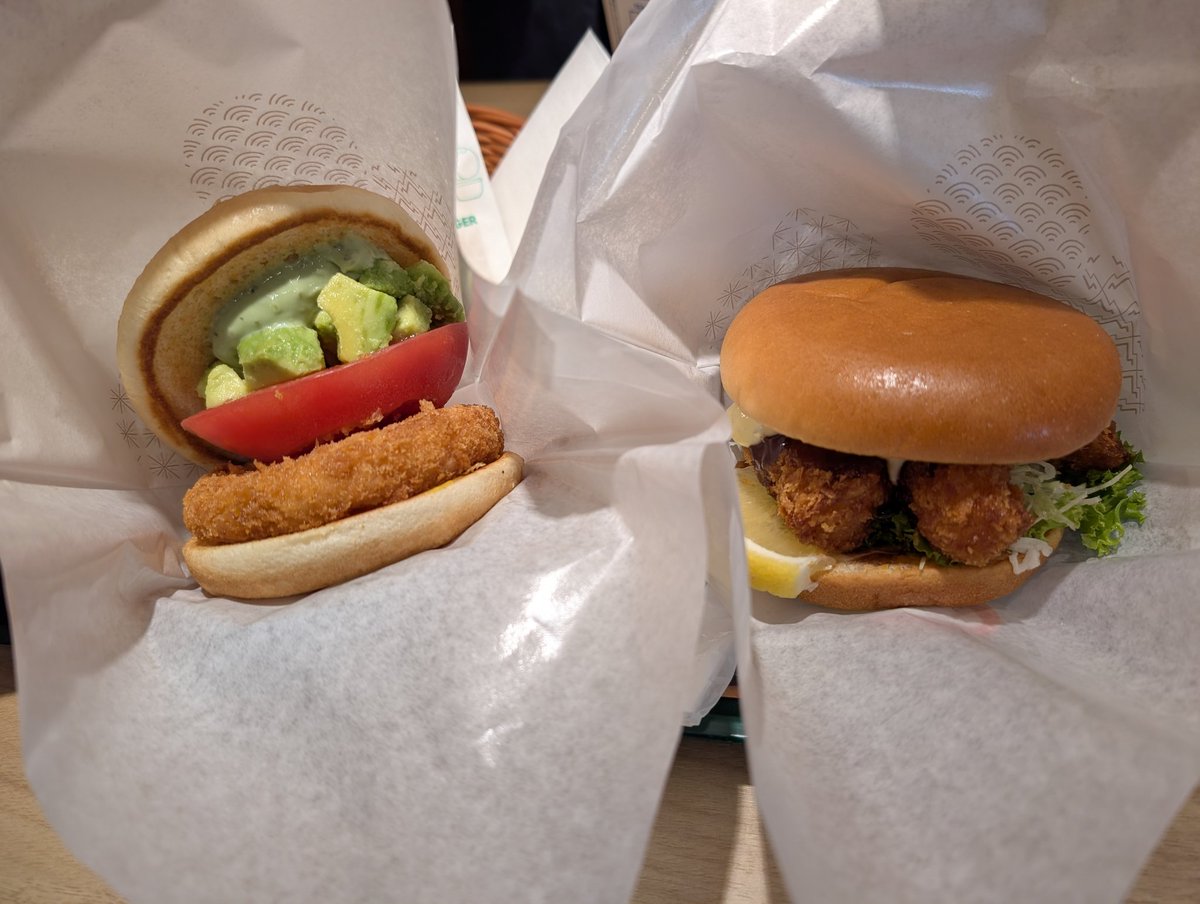 Bigget_Man's tweet photo. 今日は整骨院でケア後、秋葉原のモスバーガーで限定メニューの海老カツバーガー２種ととびっきりバーガーを爆食い。美味いね〜。さらに近くの台湾ティーでシャインマスカットティー。腹パンでした。 https://t.co/U9MJppiYy8