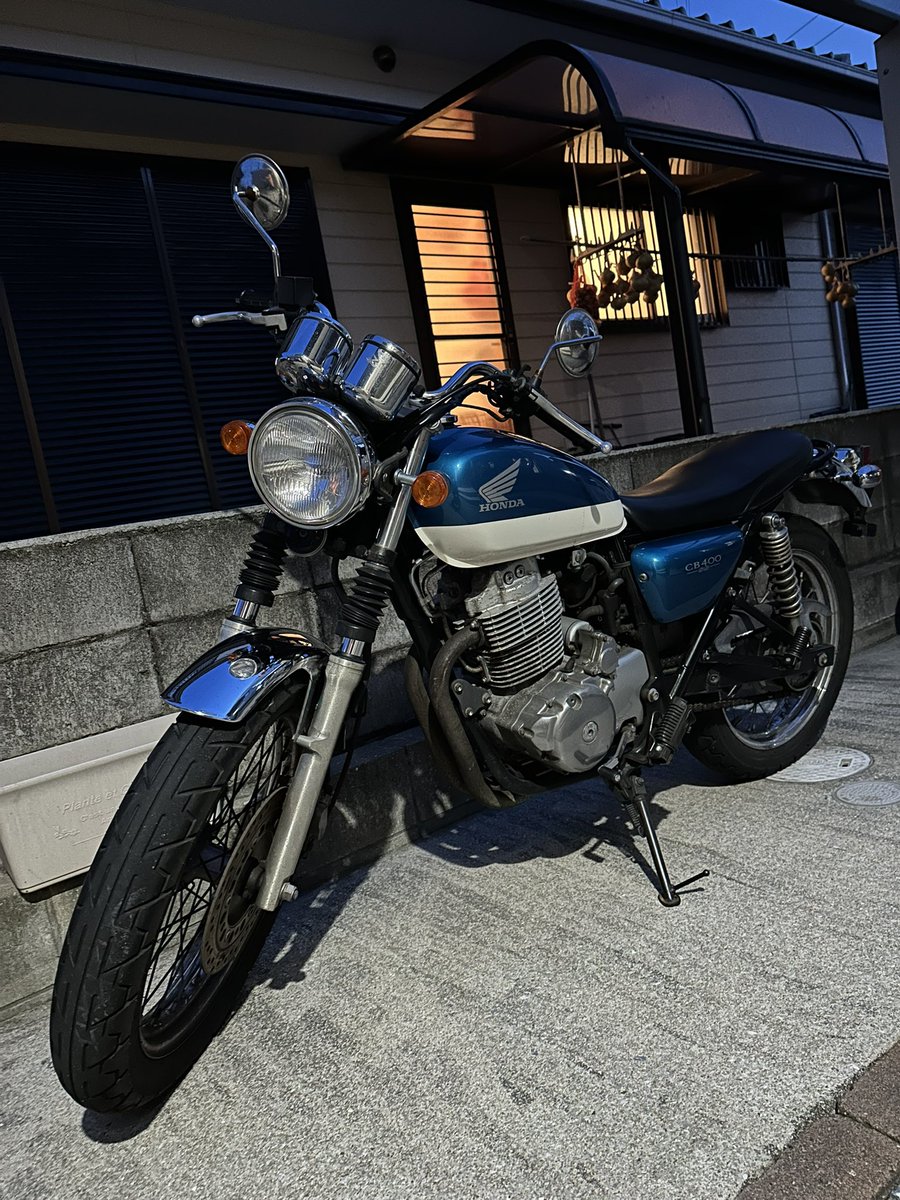 HALNANDES's tweet photo. 【事故カラノ御報告】

本日❗️

1年近ク眠ッテイタ｢白イ暴動ST250｣ガ復活シ、愛車ニ戻リマシタ❗️

修理不能トナッタ｢青イ稲妻CB400SS｣ハ廃車…(涙)

サヨナラ｢青イ稲妻CB400SS｣❗️

有リ難ウ｢青イ稲妻CB400SS｣❗️

コレカラマタ夜露死苦｢白イ暴動ST250｣❗️

#ST250EtypeSカスタマイズ
#CB400SS https://t.co/4ytSp5a4hc