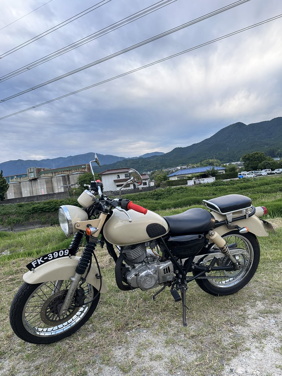 HALNANDES's tweet photo. 【事故カラノ御報告】

本日❗️

1年近ク眠ッテイタ｢白イ暴動ST250｣ガ復活シ、愛車ニ戻リマシタ❗️

修理不能トナッタ｢青イ稲妻CB400SS｣ハ廃車…(涙)

サヨナラ｢青イ稲妻CB400SS｣❗️

有リ難ウ｢青イ稲妻CB400SS｣❗️

コレカラマタ夜露死苦｢白イ暴動ST250｣❗️

#ST250EtypeSカスタマイズ
#CB400SS https://t.co/4ytSp5a4hc