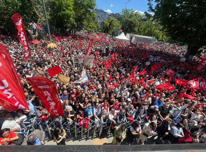 osmandenizsarp's tweet photo. "Özgür Özel ve Yol Arkadaşları An İtibariyle Anıtkabire yürüme kararı aldı! Tarih Yazmaya Başlıyoruz Tarihi Yürüyüşe Mustafa Kemal'in Huzurunda Başlıyoruz!" #yürüyelimarkadaşlar #mutlakbutlanahayır #Anıtkabir @ozgurcelikchp @eczozgurozel @ozgurozeliletsm https://t.co/uxEuNzCWrg
