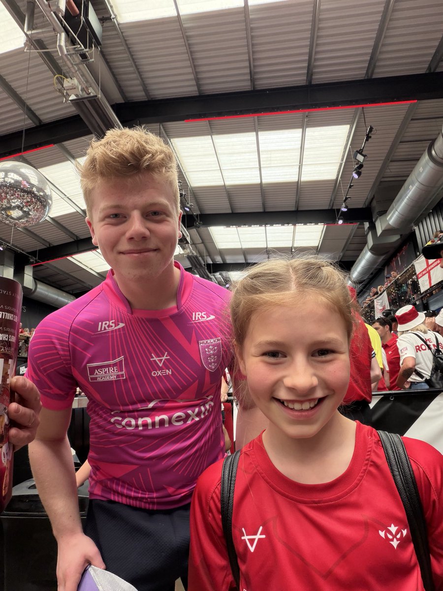 Darrenfitzy's tweet photo. Stood in box park with 3 of my kids on the way to the challenge cup final singing their heads off☺️☺️♥️🤍 #hkr https://t.co/h367DrXjtb