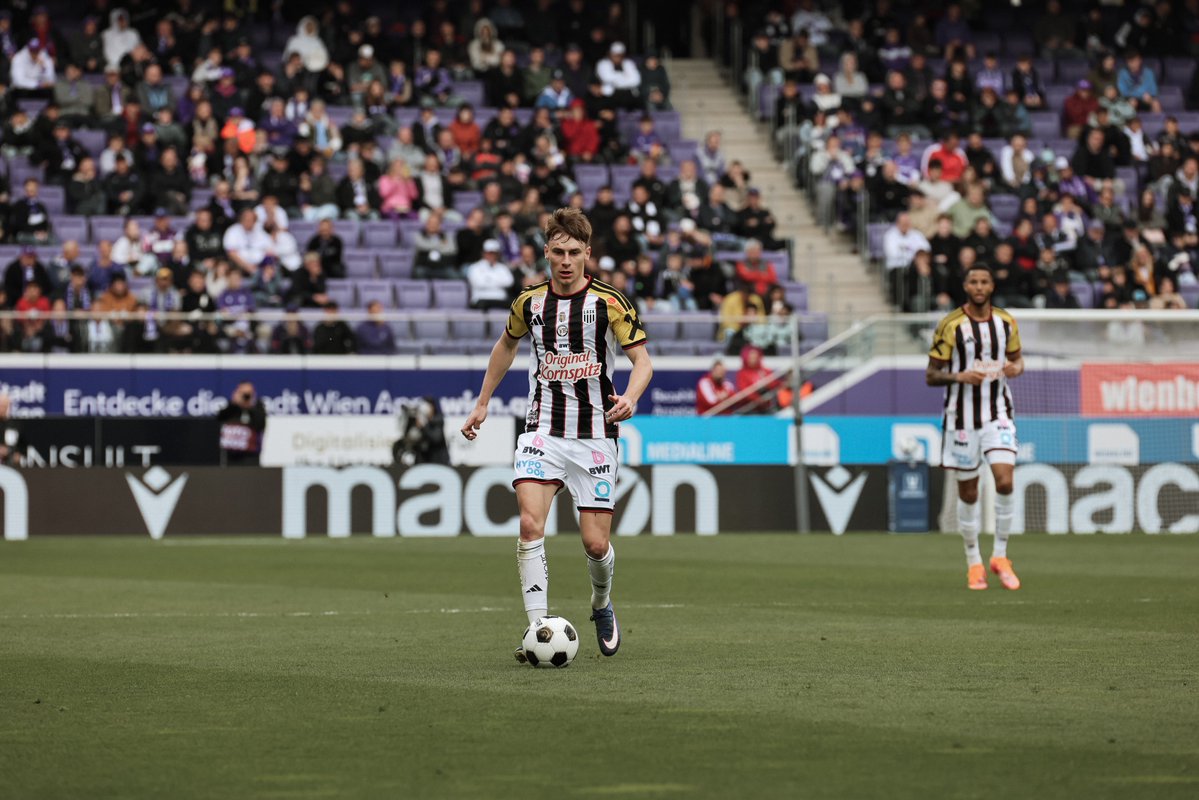 LASK_Official's tweet photo. Krystof Danek bleibt weiterhin ein Schwarz-Weißer: https://t.co/EP3WRiwq29 https://t.co/P7MjyaMf9w