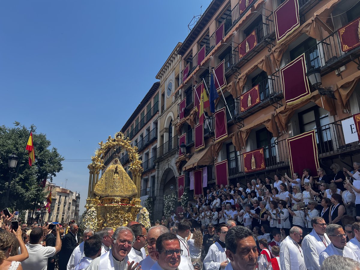 psoe_toledoayto's tweet photo. 👑 Hoy hemos asistido a la procesión de la Virgen del Sagrario, un hito extraordinario tras un siglo de su coronación.

✨ Un día histórico en el que l@s toledan@s se han volcado a lo largo de las calles del Casco Histórico para arropar a su patrona. https://t.co/VzABuwmcbl