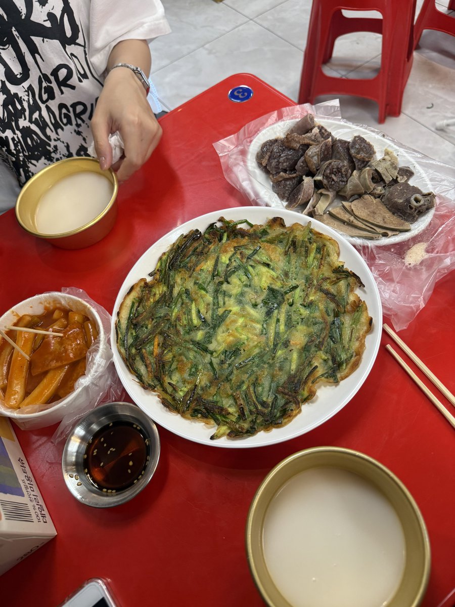 s_day_'s tweet photo. 동묘 후기 오천팔백억원 씀 https://t.co/1et1vSugCa