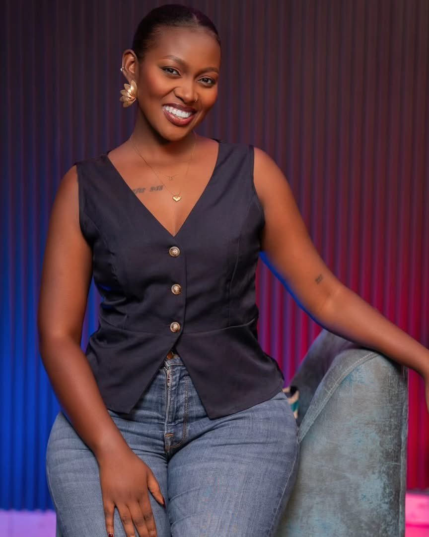 RwandaHills's tweet photo. 🔴 | 🔴 Umunyamakuru @GasanaSandrine wari usanzwe akorera Radio/TV10 yamaze kuyisezeraho, yerekeza kuri Royal FM 📻

Ni intambwe nshya mu rugendo rwe rw’itangazamakuru 🇷🇼🎤

#Media #Rwanda #RoyalFM #TV10 https://t.co/eCK56z9J6o