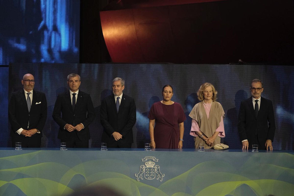 PresiCan's tweet photo. @FClavijoBatlle @twCELP @EnfermeriaCN @amate2006 @arehucas_ron Continúa el acto con la proyección de diferentes vídeos de los Premios Canarias 2026 y la entrega de los reconocimientos a la Fundación Canaria Maín (@CEMAINFCM), José Luis Padilla Morilla (@Padylla) y Fernando Martín Menis (@FernandoMenis). https://t.co/mXK6m0F384
