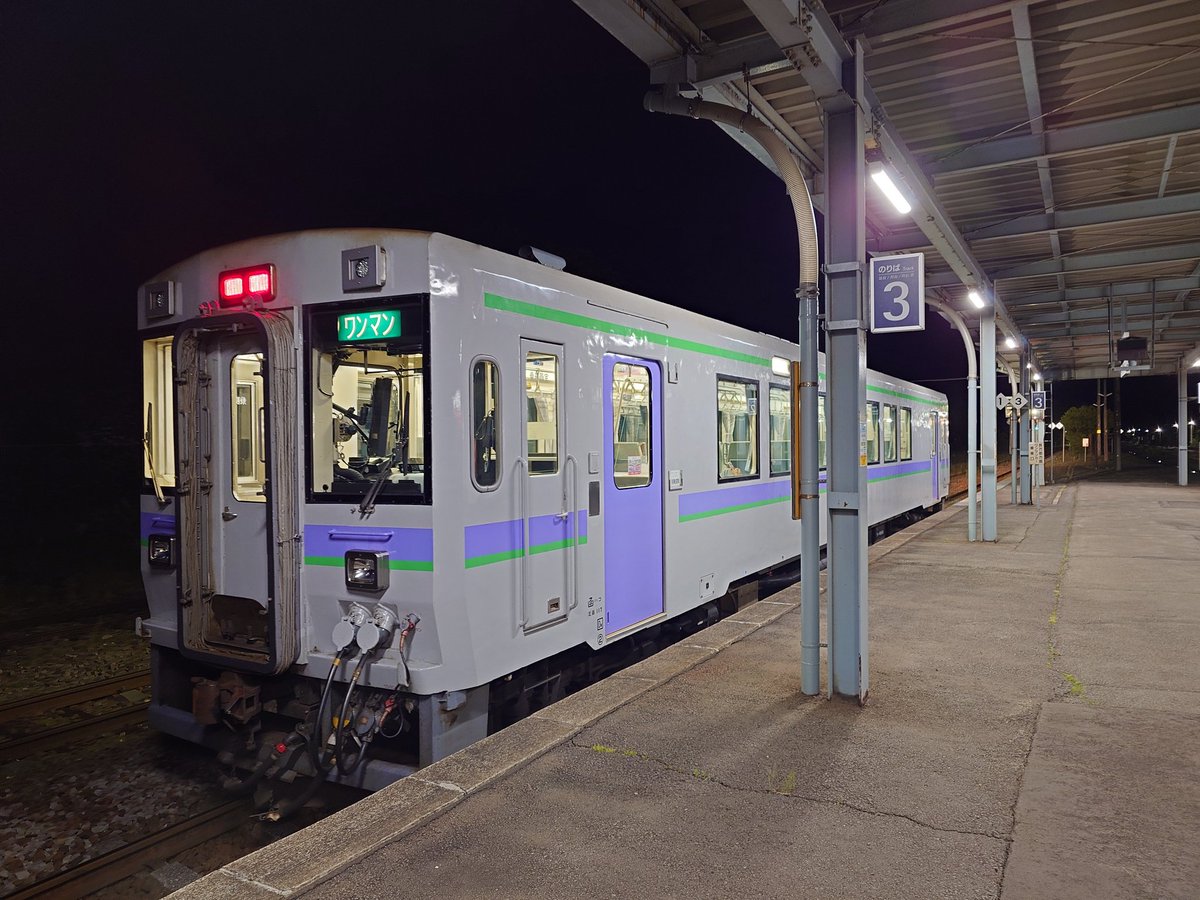 saicocom's tweet photo. 21時の大沼駅、沼と山に囲まれた無人駅で上り最終列車が来なければ野宿確定で詰む https://t.co/U088xuqSOq