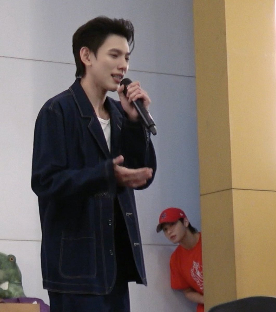 DaouoffI32565's tweet photo. Il sostegno reciproco che non manca mai 🥰

[DAOU] 
DAOU [LIMITLESS] FAN SIGN EVENT

DAOU LIMITLESS EP
#DAOULIMITLESSFANSIGN
#DAOULIMITLESSEP
#DAOU #ต้าห์อู๋
#OPENLABELMERCH
#OPENLABEL https://t.co/4atnGoYW3v