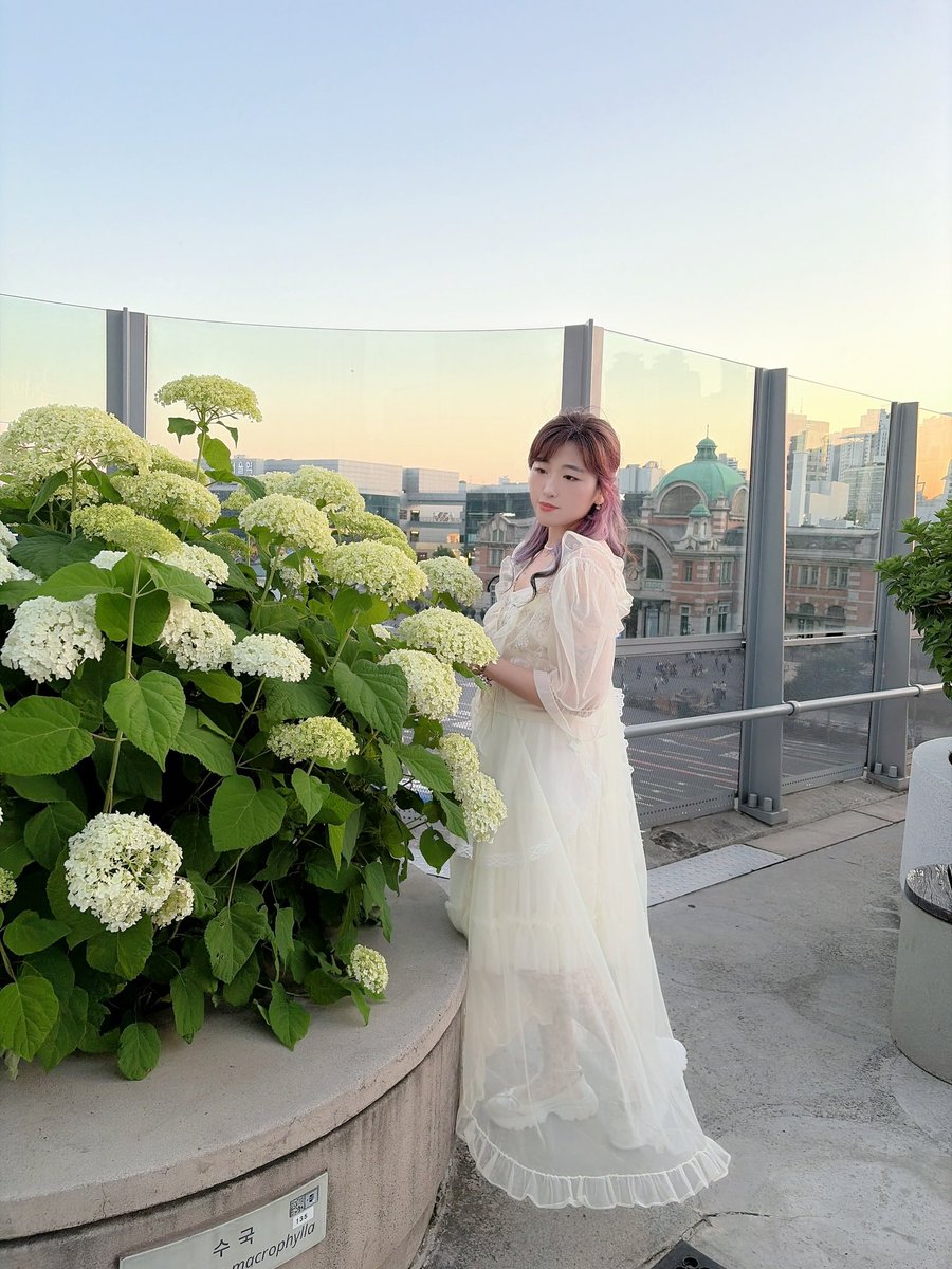 JinLoclo's tweet photo. 거의 한달만에 만난 마롱이랑 먹부림했어용🌹
옷은 가볍게 빈티지로..!😆
아직은 선선해서 밤 산책하기 좋았구 맛난거 먹고 행복해지당 https://t.co/E88pXEIDJh