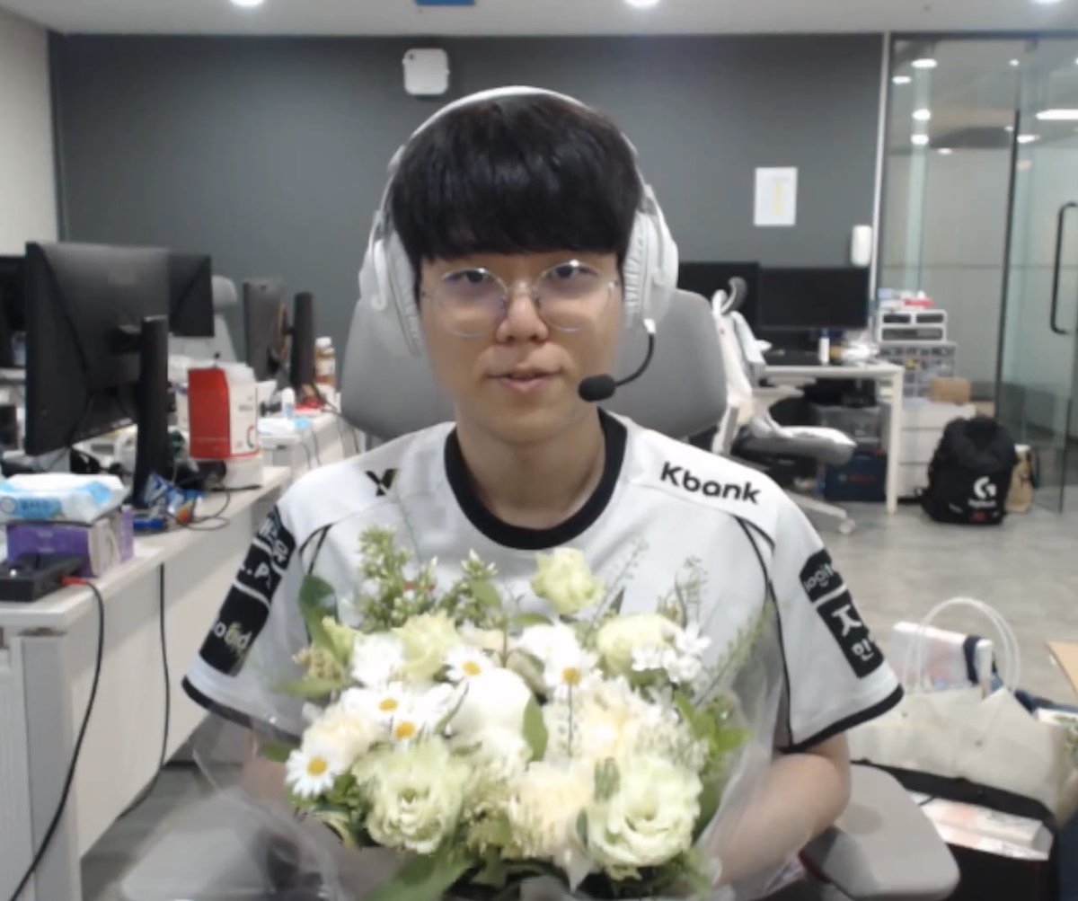 bdd0i's tweet photo. 꽃을든남자~ https://t.co/nEz1Lq7zpW