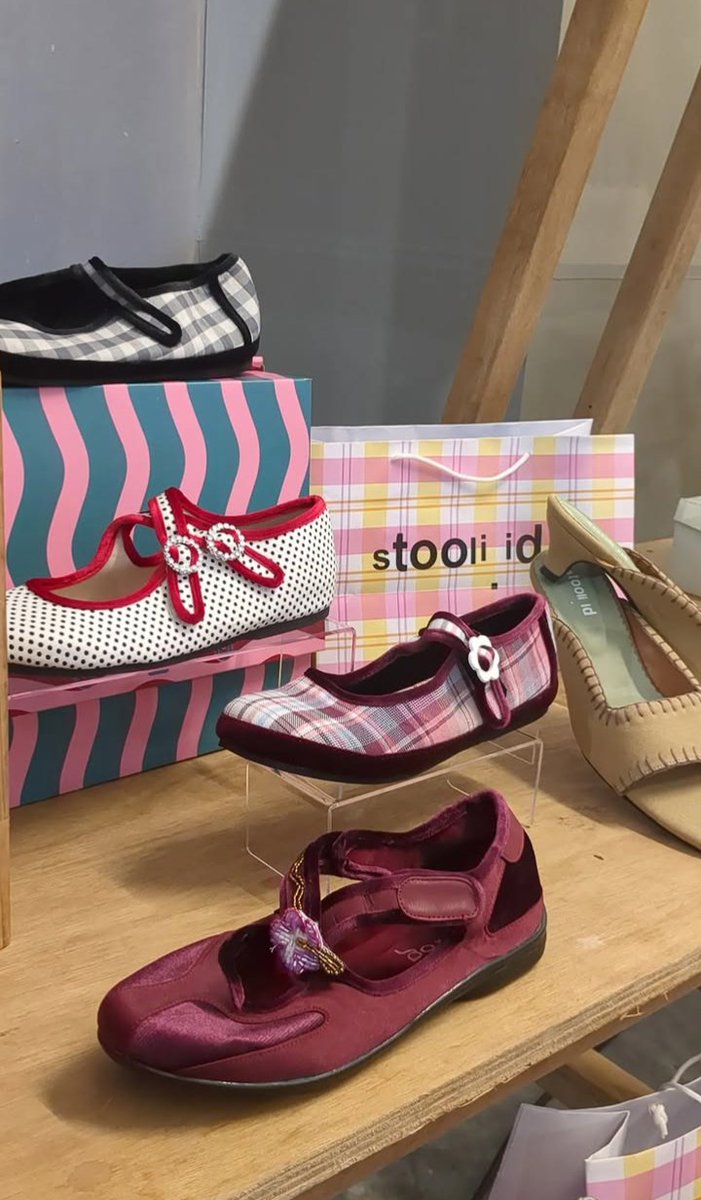 bakpa0w's tweet photo. Kalo nyari footwear lokal lucu gemesin mah lirik ini brand‼️koleksinya gak ada yang gagal. LUCUU SEMUAA https://t.co/hNSJf910YC
