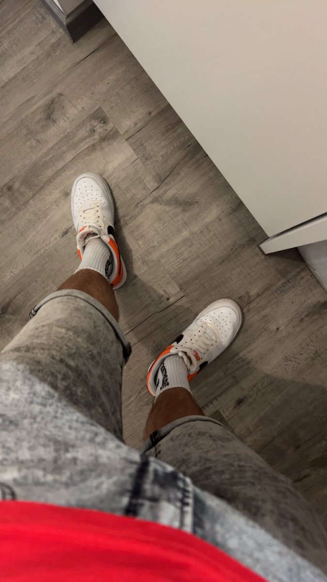 MasterMoritz's tweet photo. $erve me now! Worship my superior feet! 😈😈😈

#smell #smelly #sneaker #dom #afos https://t.co/Jf4Xjyr4ev