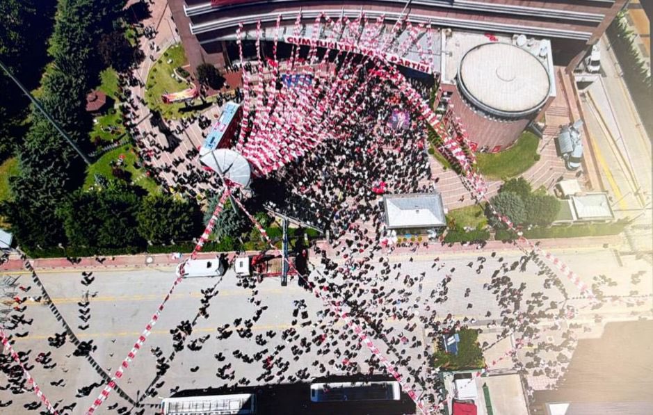 Pardonhaber's tweet photo. Kemal Kılıçdaroğlu için toplanan miting alanı, 

Özgür Özel için toplanan miting alanı dronla görüntülendi. https://t.co/G6SPnWkcpS