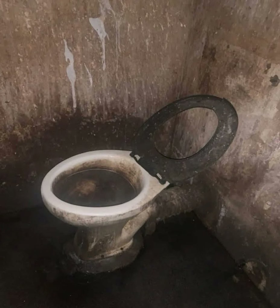 isaac_ayom82408's tweet photo. Kiss this mouth or wash this toilet 🤧 https://t.co/sU7YlG4OhV